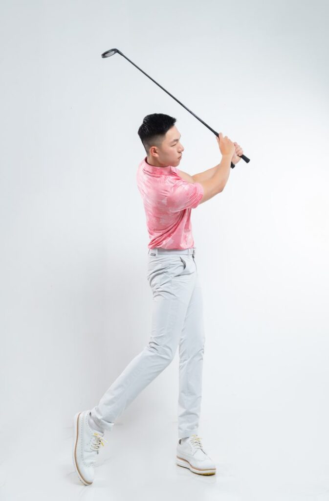 Chiếc quần giúp các golfer thoải mái trong mọi chuyển động, kể cả với các cú swing