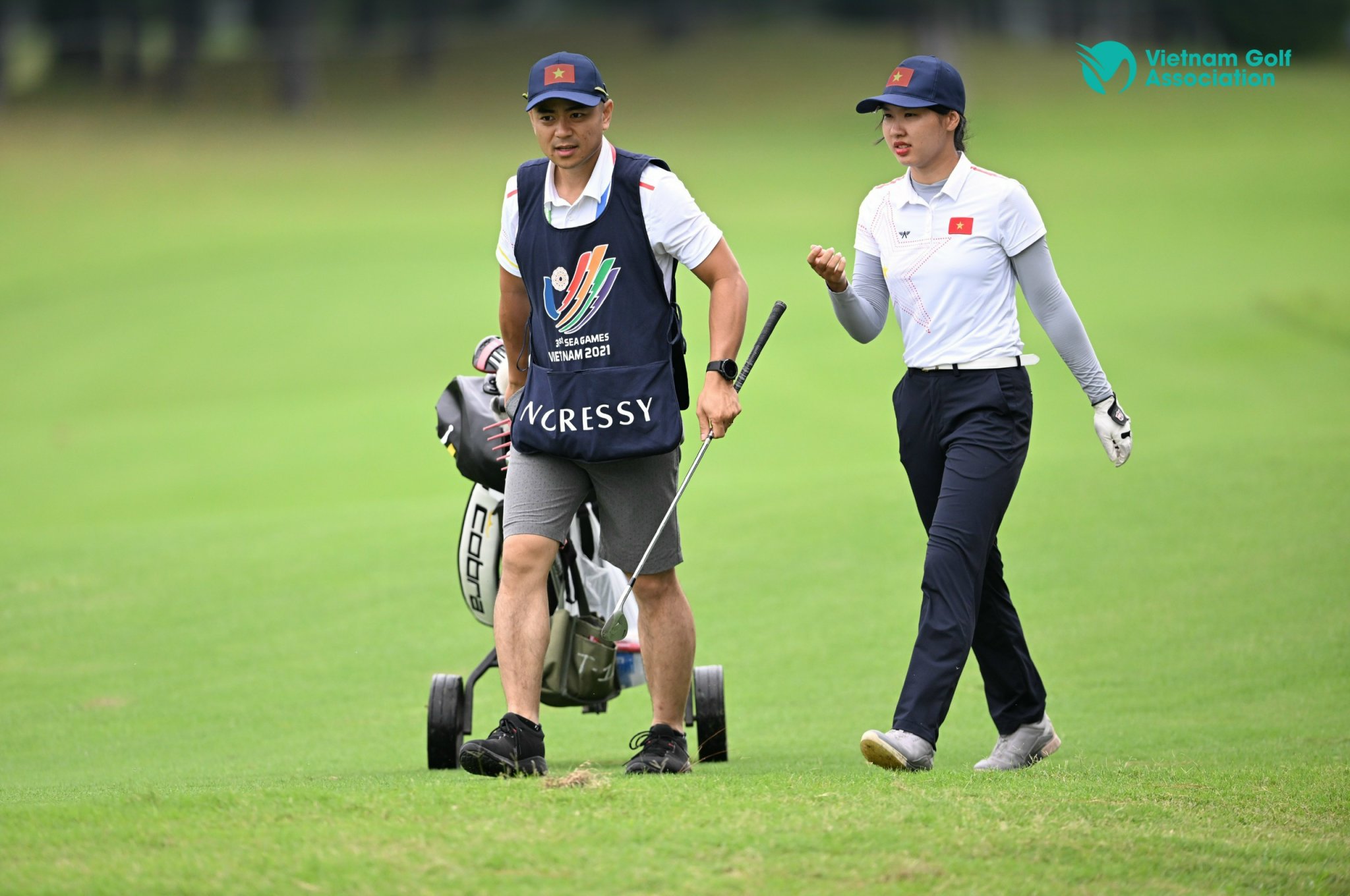 Các caddie và golfer xuất hiện tại Sea Games với trang phục từ nhà tài trợ Noressy