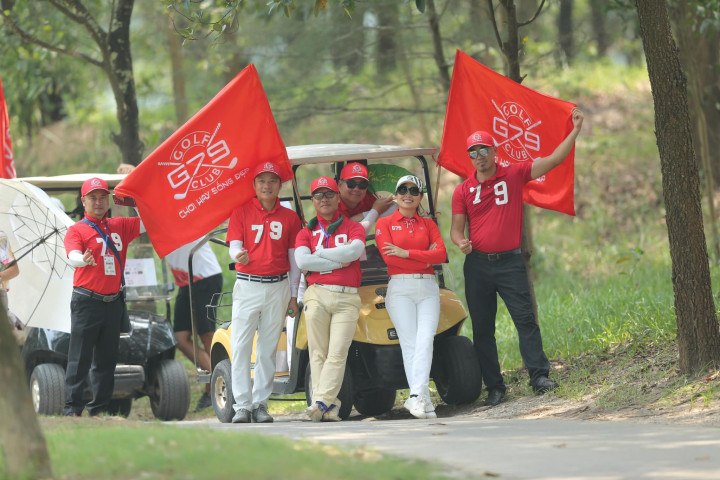 Sắc đỏ phủ mọi góc sân golf Sky Lake